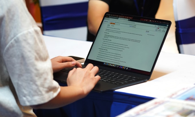 Một phóng viên dùng công cụ AI hỗ trợ chuyển từ giọng nói sang văn bản và tổng hợp nội dung. Ảnh: Lưu Quý