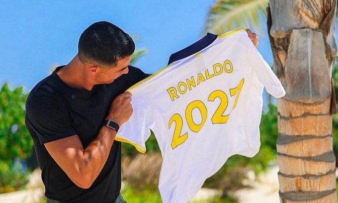 Ronaldo thông báo gia hạn với Al Nassr tới hè 2027. Ảnh: ANFC