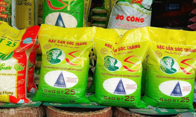 Gạo ST25 bán tại cửa hàng trên đường Lê Đức Thọ (Gò Vấp, TP HCM) có in hình ông Cua nhưng logo để Gạo Ông Vua gây nhầm lẫn với thương hiệu Gạo Ông Cua. Ảnh: Thi Hà