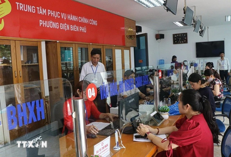 Cán bộ tiếp nhận hồ sơ giải quyết thủ tục cho người dân tại Trung tâm Phục vụ hành chính công phường Điện Biên Phủ (tỉnh Điện Biên) trong ngày đầu vận hành thử nghiệm. (Ảnh: Phan Quân/ TTXVN) 2506-dien-bien-chinh-quyen-2-cap.jpg