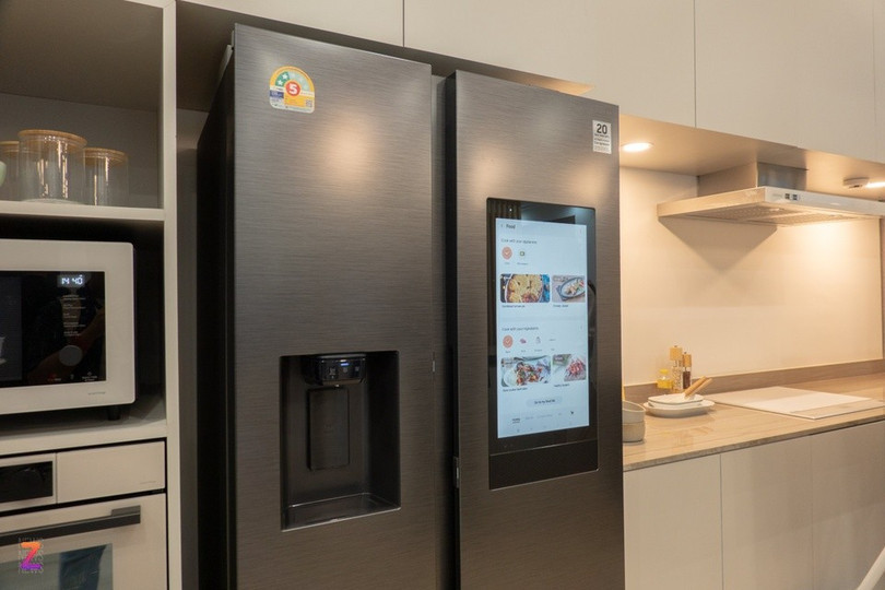 Tủ lạnh Samsung Bespoke AI Side-by-Side với màn hình cảm ứng 32 inch. Tủ lạnh Samsung Bespoke AI Side-by-Side với màn hình cảm ứng 32 inch.