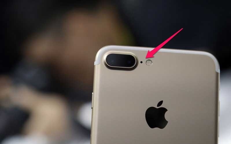 Lỗ nhỏ này đã xuất hiện trên iPhone kể từ dòng iPhone 5. Ảnh: SlashGear. Lỗ nhỏ này đã xuất hiện trên iPhone kể từ dòng iPhone 5. Ảnh: SlashGear.