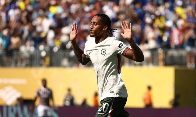 Joao Pedro hai lần không mừng bàn thắng cho Chelsea vào lưới CLB cũ Fluminense. Ảnh: Reuters