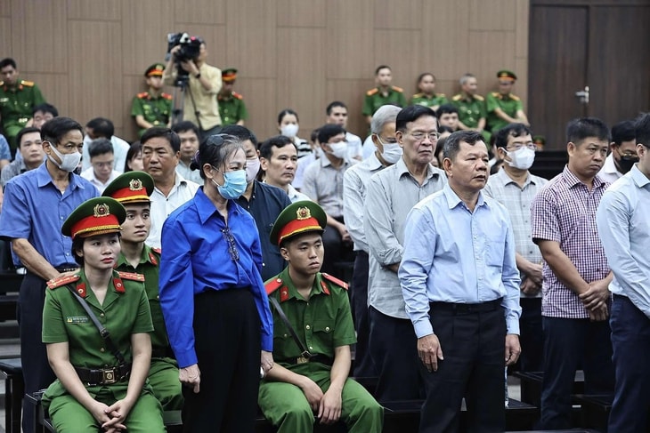 Cựu bí thư Vĩnh Phúc Hoàng Thị Thúy Lan cùng các bị cáo tại phiên tòa - Ảnh: GIANG LONG