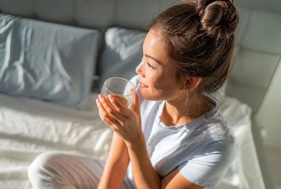 Uống một cốc nước ấm ngay khi thức dậy là thói quen bạn nên duy trì mỗi sáng để khỏe mạnh hơn. Ảnh: Herworld.