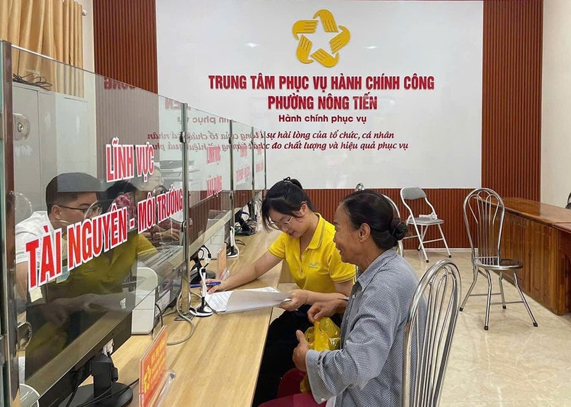Người dân đến làm thủ tục hành chính tại chính quyền cấp xã.