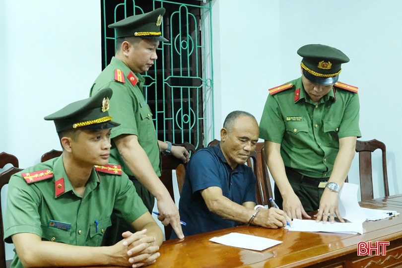 Phạm Viết Công bị khởi tố về hành vi lợi dụng các quyền tự do dân chủ xâm phạm lợi ích của Nhà nước, quyền, lợi ích hợp pháp của tổ chức, cá nhân.