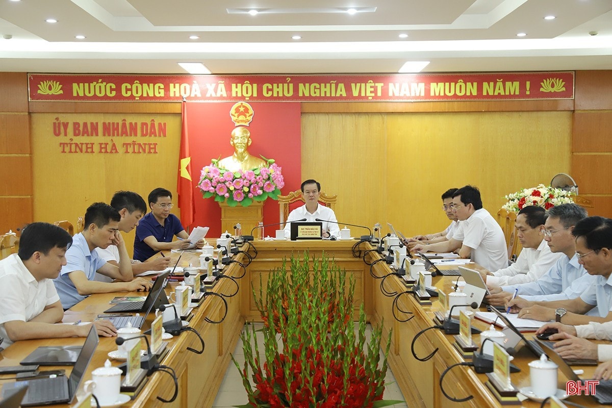 Phó Chủ tịch UBND tỉnh Trần Báu Hà cùng lãnh đạo các sở, ban, ngành cấp tỉnh và đại diện xã, phường tham dự hội nghị trực tuyến phiên họp thứ 3 của Ban Chỉ đạo các công trình trọng điểm, dự án quan trọng quốc gia lĩnh vực đường sắt vào ngày 9/7. duong-sat-toc-do-cao-4.jpg