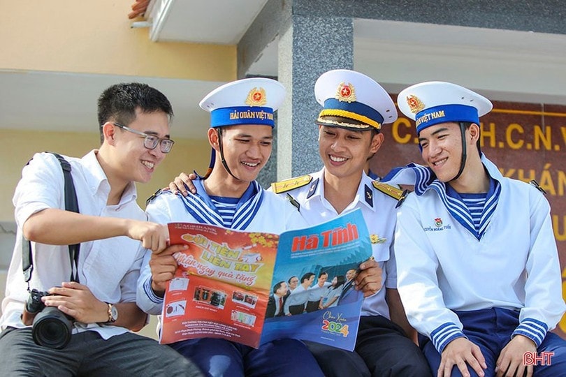 Báo Hà Tĩnh đến với các chiến sỹ trên đảo Trường Sa. a8.jpg