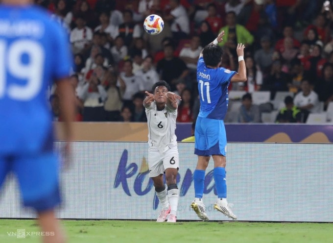 Robi Darwis (áo trắng) ném biên khiến Jaime Rosquillo đánh đầu ngược phản lưới giúp Indonesia thắng Philippines 1-0 ở lượt hai bảng A U23 Đông Nam Á 2025, tại sân Gelora Bung Karno, Indonesia ngày 18/7/2025. Ảnh: Hai Tư