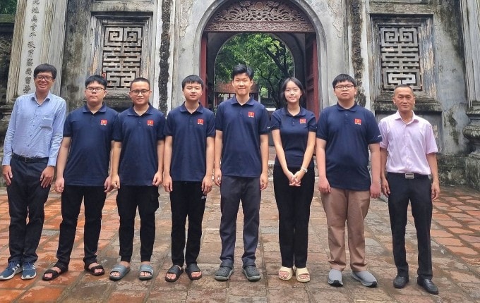 Thầy Trần Quang Hùng (trái) cùng thầy Nguyễn Chu Gia Vượng (trưởng đoàn) và các học sinh dự IMO năm 2025. Ảnh: Nhân vật cung cấp