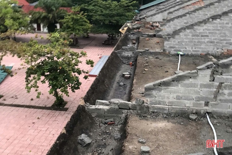 Toàn bộ mái bị giông lốc 