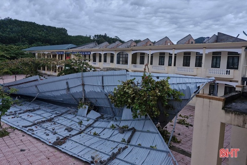 Trận lốc khiến 1 dãy nhà Trường THCS Hải Thượng Lãn Ông bị tốc mái.