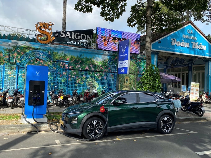 Trạm sạc V-Green đặt trên đường Huyền Trân Công Chúa, TP HCM. Ảnh: Hạ Giang