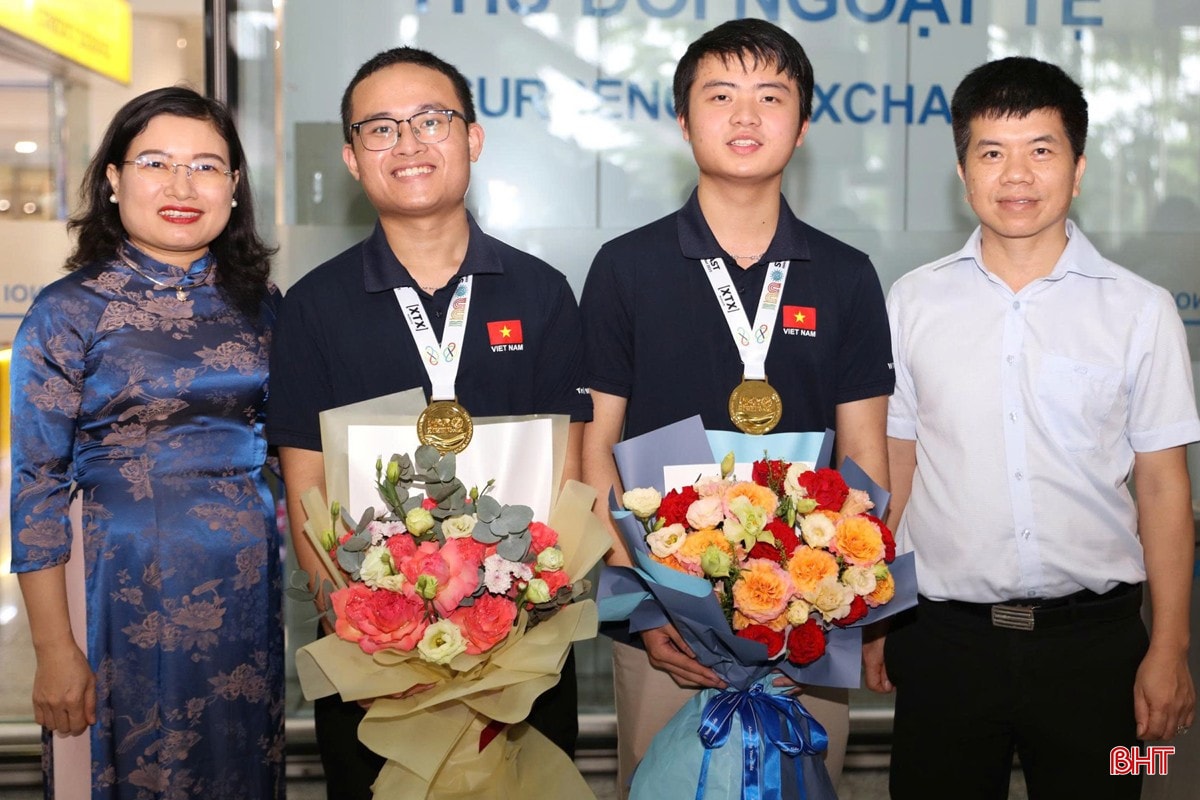 Lãnh đạo GD&ĐT Hà Tĩnh chúc mừng Trần Minh Hoàng (thứ 2 từ trái sang) và Võ Trọng Khải. bqbht_br_3db3588809cc8092d9dd.jpg