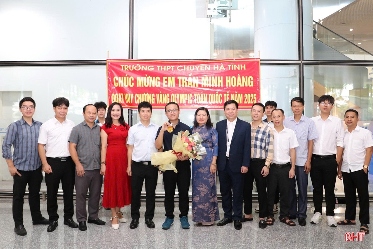 Lãnh đạo ngành GD&ĐT Hà Tĩnh và Trường THPT Chuyên Hà Tĩnh chúc mừng em Trần Minh Hoàng. bqbht_br_288cbb32fe7677282e67.jpg