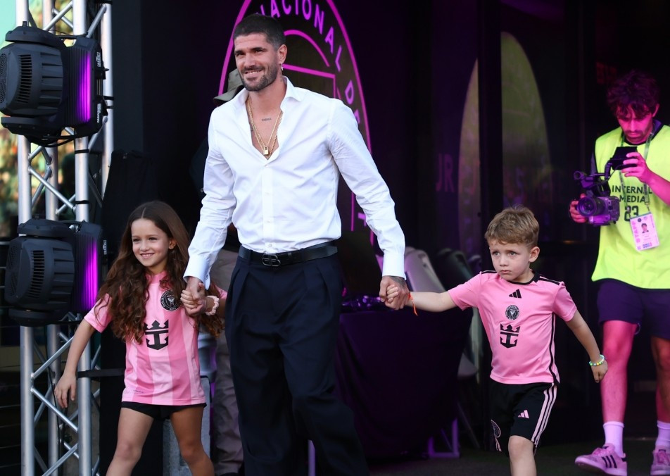 Rodigo De Paul (Atletico Madrid sang Inter Miami): Nhà vô địch Supporters' Shields 2024 phá kỷ lục chuyển nhượng để chiêu mộ bạn thân của Lionel Messi. De Paul sẽ cùng dàn sao từng khuấy đảo châu Âu như Messi, Suarez, Busquets, Alba, thực hiện tham vọng bảo vệ ngôi vương miền Đông MLS.