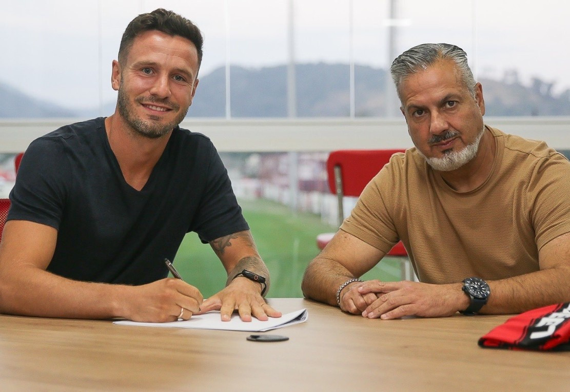 Saul Niguez (Atletico Madrid sang Flamengo): Ngôi sao sáng giá của bóng đá Tây Ban Nha một thời rời Atletico Madrid dưới dạng tự do và sẽ bắt đầu chương mới trong sự nghiệp tại Brazil. Flamengo ký hợp đồng 3 năm với hy vọng kinh nghiệm chinh chiến lâu năm tại châu Âu của Saul sẽ giúp đội bóng tiến bộ.