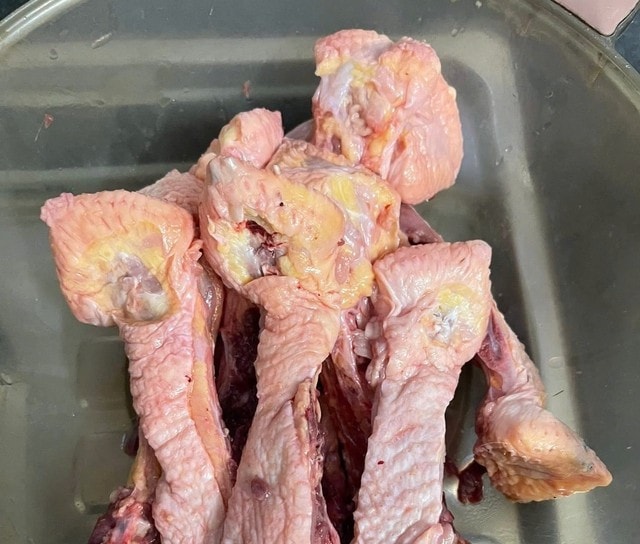 Phao câu gà, vịt được nhiều người yêu thích nhưng có thể gây hại đến sức khỏe. Ảnh: FB