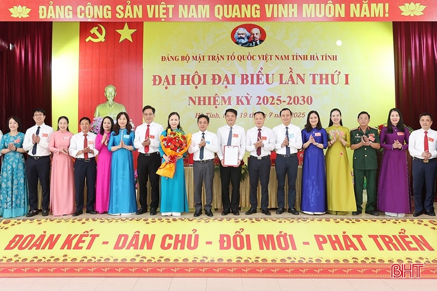 Dù gặp không ít khó khăn sau sắp xếp tổ chức bộ máy, Đảng bộ MTTQ tỉnh nỗ lực thực hiện các phần việc, tổ chức thành công đại hội đại biểu lần thứ nhất. bqbht_br_gsfgd.jpg