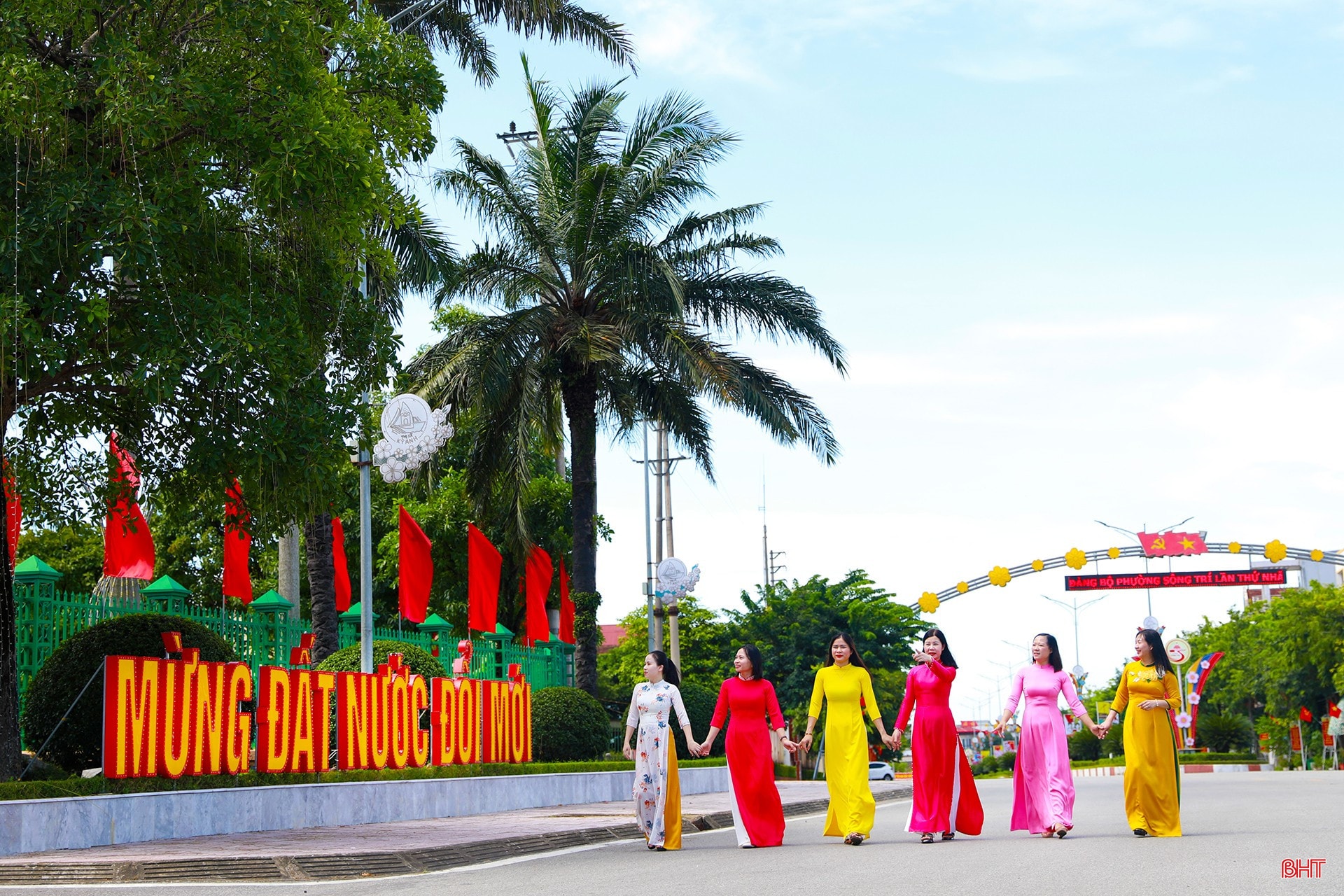 Phụ nữ phường Sông Trí rạng rỡ trong tà áo dài truyền thống, cùng nhau tản bộ trên tuyến đường trung tâm ngập tràn cờ hoa, băng rôn chào mừng Đại hội Đảng bộ phường lần thứ nhất. Phụ nữ phường Sông Trí rạng rỡ trong tà áo dài truyền thống, cùng nhau tản bộ trên tuyến đường trung tâm ngập tràn cờ hoa, băng rôn chào mừng Đại hội Đảng bộ phường lần thứ nhất.