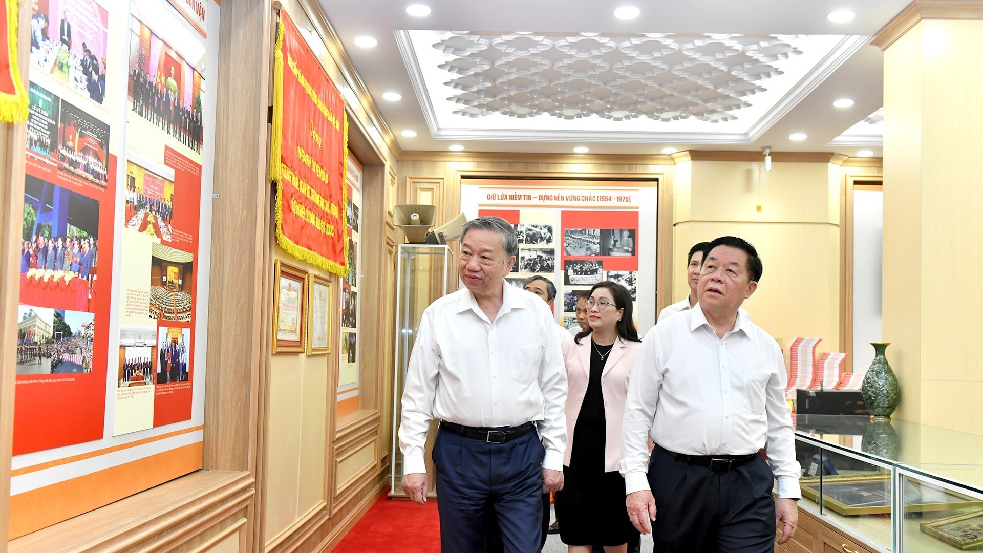 Tổng Bí thư Tô Lâm tham quan Phòng Truyền thống của Ban Tuyên giáo và Dân vận Trung ương. Tổng Bí thư Tô Lâm tham quan Phòng Truyền thống của Ban Tuyên giáo và Dân vận Trung ương.