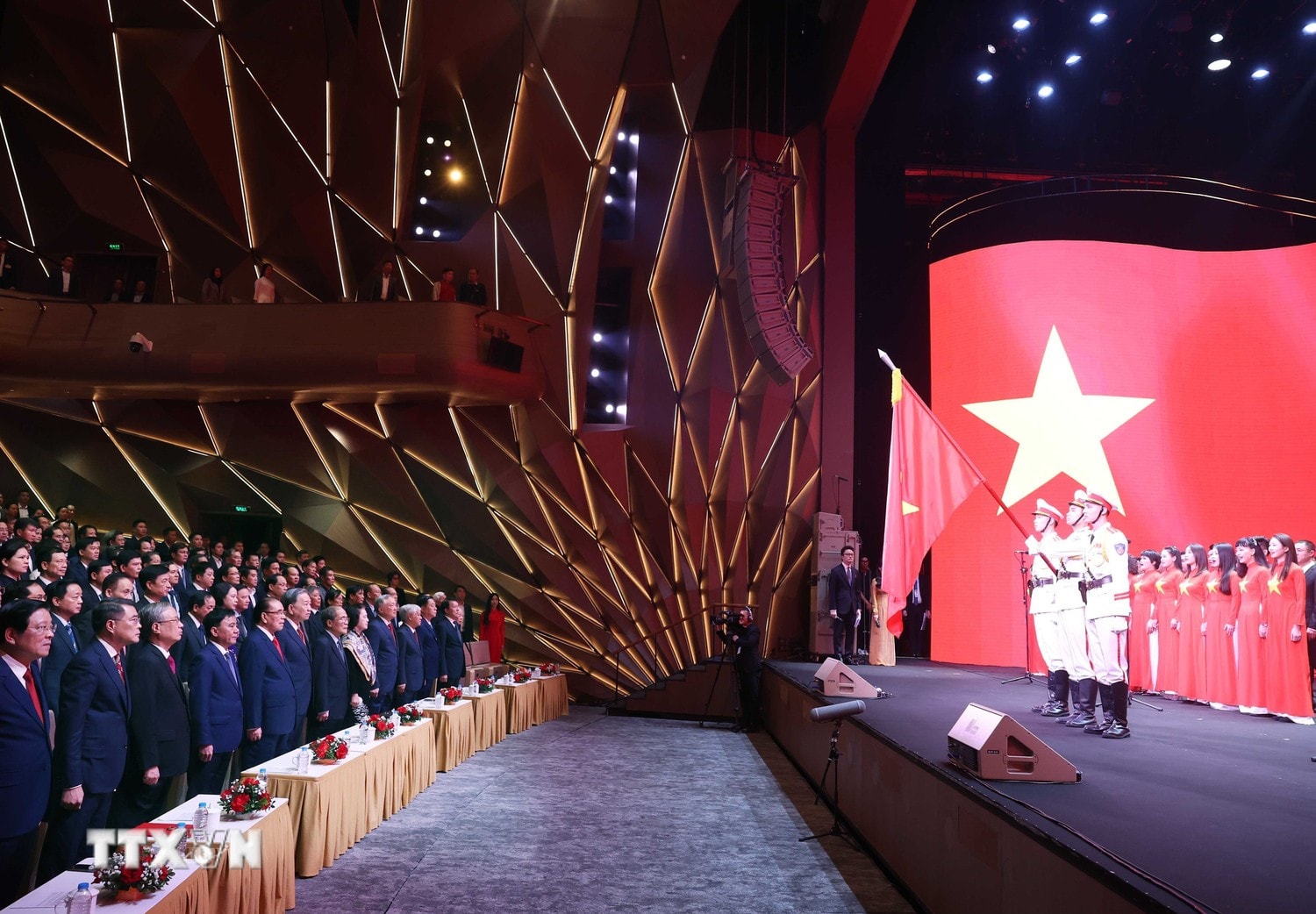 Tổng Bí thư Tô Lâm, các lãnh đạo, nguyên lãnh đạo Đảng Nhà nước và các đại biểu thực hiện nghi lễ chào cờ tại Lễ trao Giải Báo chí toàn quốc về xây dựng Đảng (Giải Búa liềm vàng) lần thứ IX năm 2024. (Ảnh: Thống Nhất/TTXVN). Tổng Bí thư Tô Lâm, các lãnh đạo, nguyên lãnh đạo Đảng Nhà nước và các đại biểu thực hiện nghi lễ chào cờ tại Lễ trao Giải Báo chí toàn quốc về xây dựng Đảng (Giải Búa liềm vàng) lần thứ IX năm 2024. (Ảnh: Thống Nhất/TTXVN).