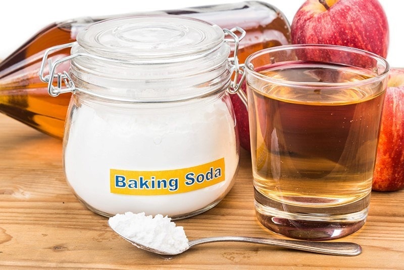Kết hợp giấm và baking soda để đạt được hiệu quả làm sạch thớt tối ưu nhất. Kết hợp giấm và baking soda để đạt được hiệu quả làm sạch thớt tối ưu nhất.