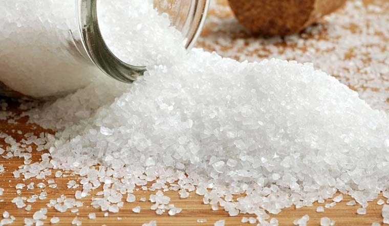 Muối là một loại gia vị sẵn có trong gian bếp, dễ tìm, dễ mua với giá thành rẻ. Muối là một loại gia vị sẵn có trong gian bếp, dễ tìm, dễ mua với giá thành rẻ.