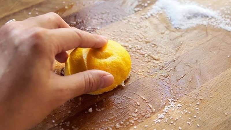 Chanh có acid nitric, giúp hỗ trợ ngăn ngừa các loại vi khuẩn gây mùi có trong thớt. Chanh có acid nitric, giúp hỗ trợ ngăn ngừa các loại vi khuẩn gây mùi có trong thớt.