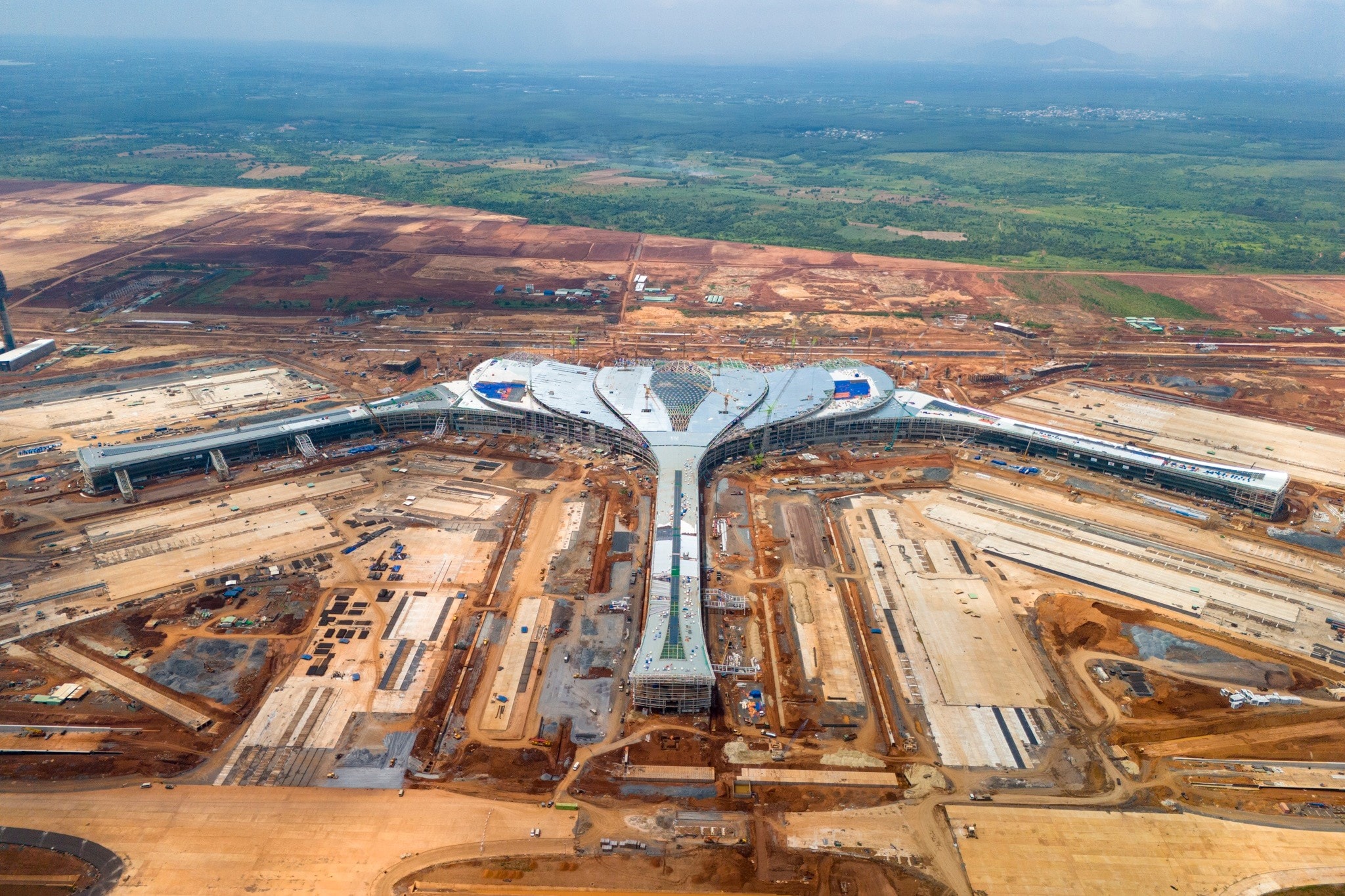 Cảng hàng không quốc tế Long Thành (Đồng Nai) là dự án trọng điểm quốc gia với quy mô vốn khoảng 5 tỷ USD cho giai đoạn 1. Đây sẽ là sân bay lớn nhất Việt Nam trong tương lai với diện tích 5.364 ha và công suất phục vụ lên đến 100 triệu lượt hành khách mỗi năm.