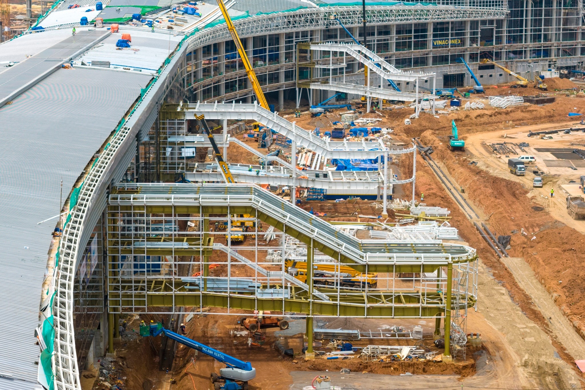 Trong ảnh là hạng mục cầu ống lồng cố định kết nối nhà ga hành khách và sân đỗ máy bay. Theo thiết kế, có 32 cầu ống lồng, bố trí 40 vị trí đỗ gần cho các loại tàu bay Code C, E và F.