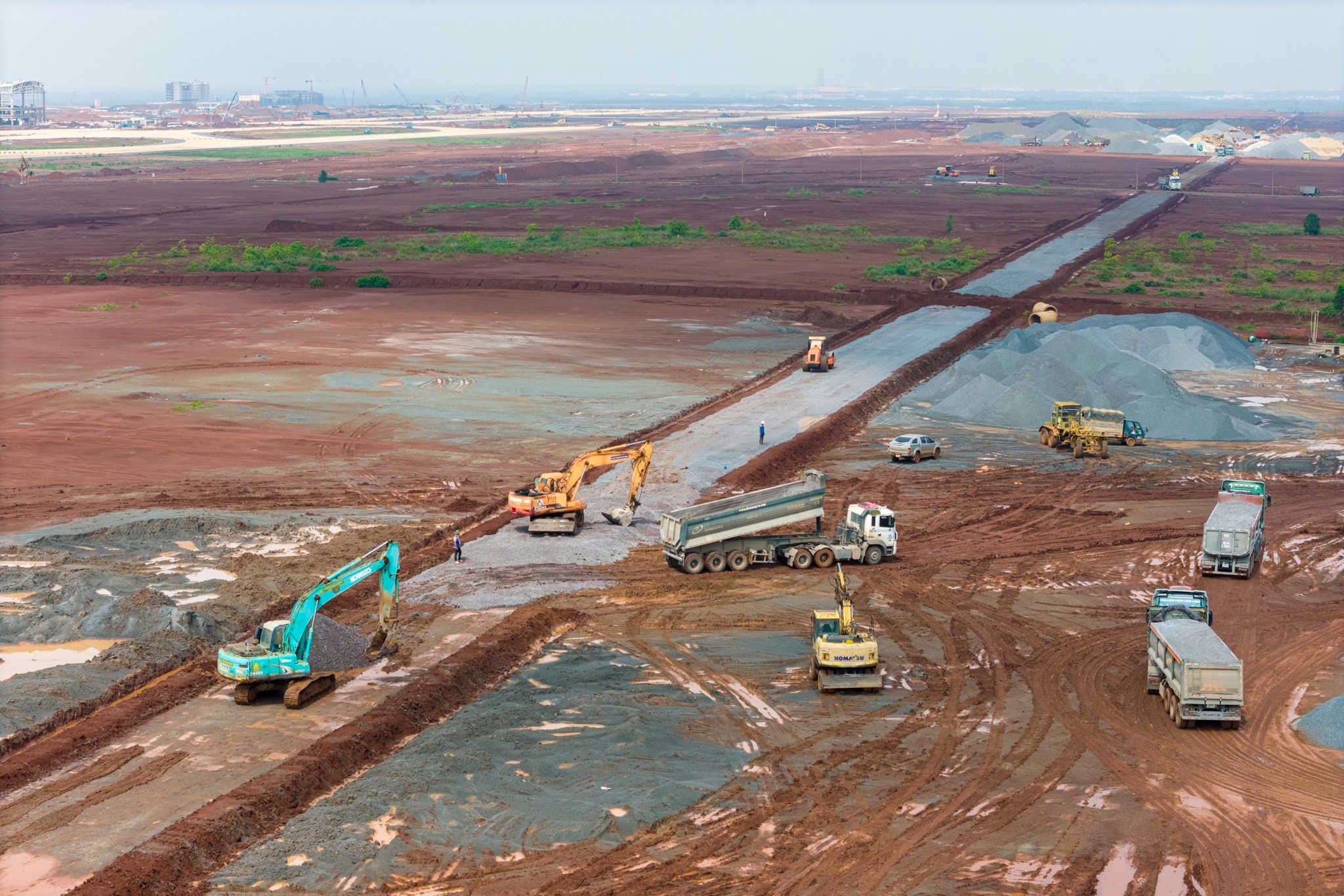 Chủ đầu tư ACV cũng đã hoàn thành công tác lựa chọn nhà thầu trong trường hợp đặc biệt, khởi công đường cất hạ cánh thứ 2 ngày 30/5. Liên danh nhà thầu huy động hơn 283 kỹ sư, công nhân với 127 máy móc, thiết bị phục vụ thi công.