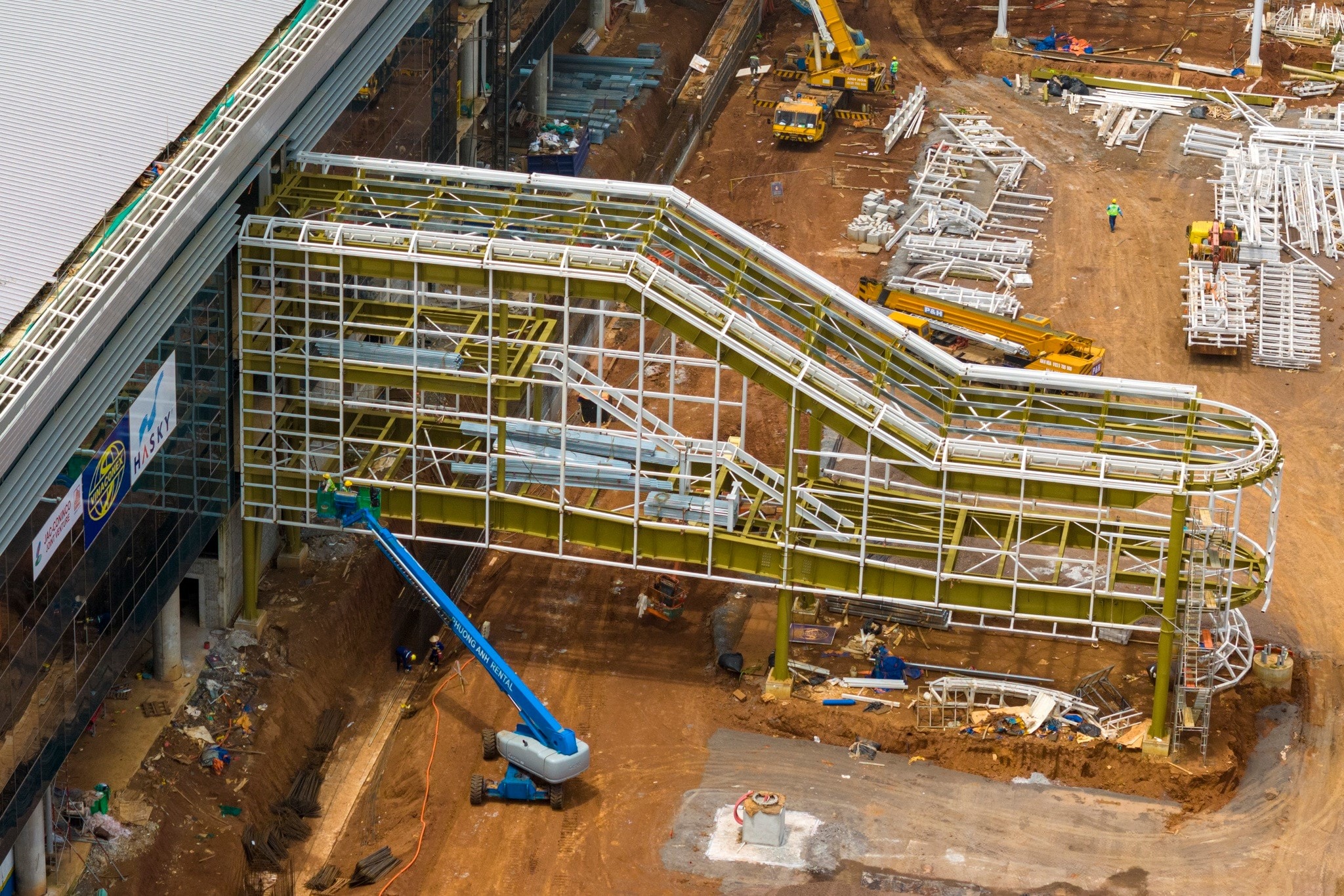 Toàn bộ dự án thành phần 3 có 14 gói thầu, trong đó đã hoàn thành 3 gói thầu và đang triển khai thi công 11 gói thầu còn lại. Đến nay, tổng giá trị khối lượng khoảng 40.316 tỷ đồng, đạt 51%.