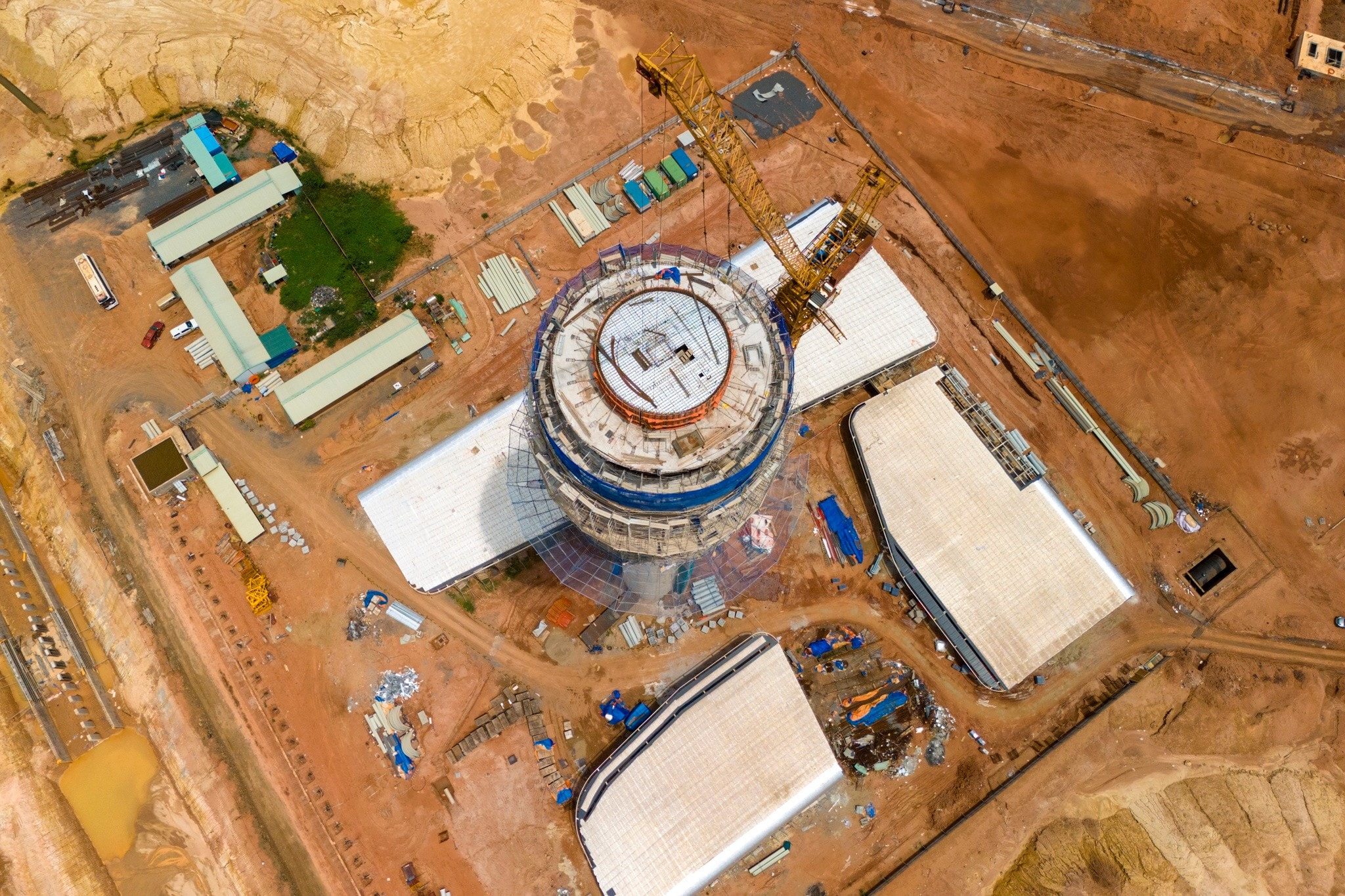 Tháp điều hành sân bay Long Thành cao 123 m, diện tích xây dựng khoảng 80 m2, đường kính thân 10 m, lắp radar trên đỉnh. Đây là công trình cao nhất trong khu vực, đảm bảo tầm quan sát toàn bộ đường băng, đường lăn và sân đỗ. Công trình cùng các hạng mục phụ trợ có tổng mức đầu tư 3.500 tỷ đồng, giữ vai trò trung tâm điều hành hoạt động bay.