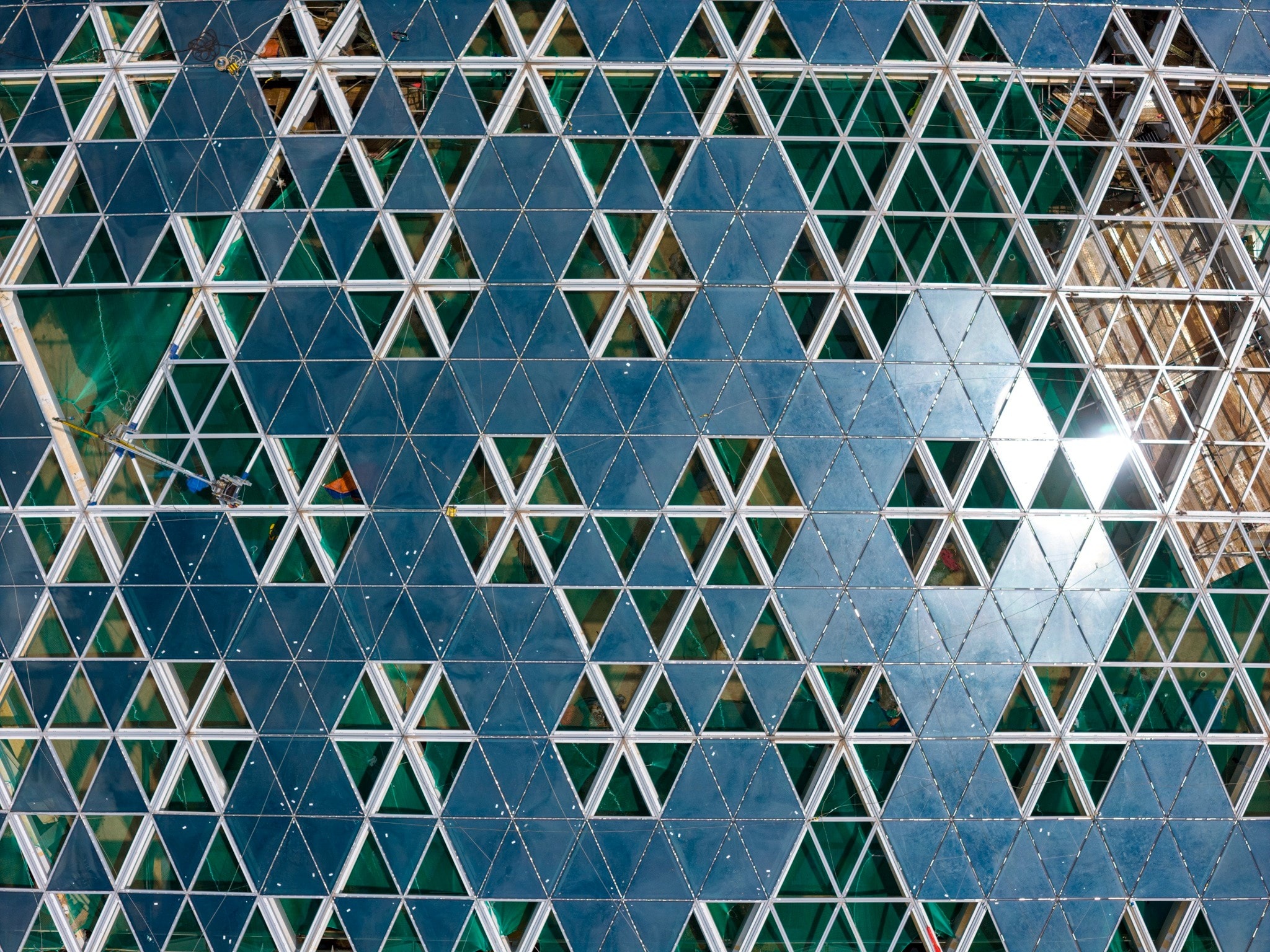 Đơn vị thi công đã lắp đặt phần lớn kính lấy sáng (skylight) mái nhà ga hành khách sân bay Long Thành. Đây là loại kính giúp nhà ga lấy được ánh sáng tự nhiên.