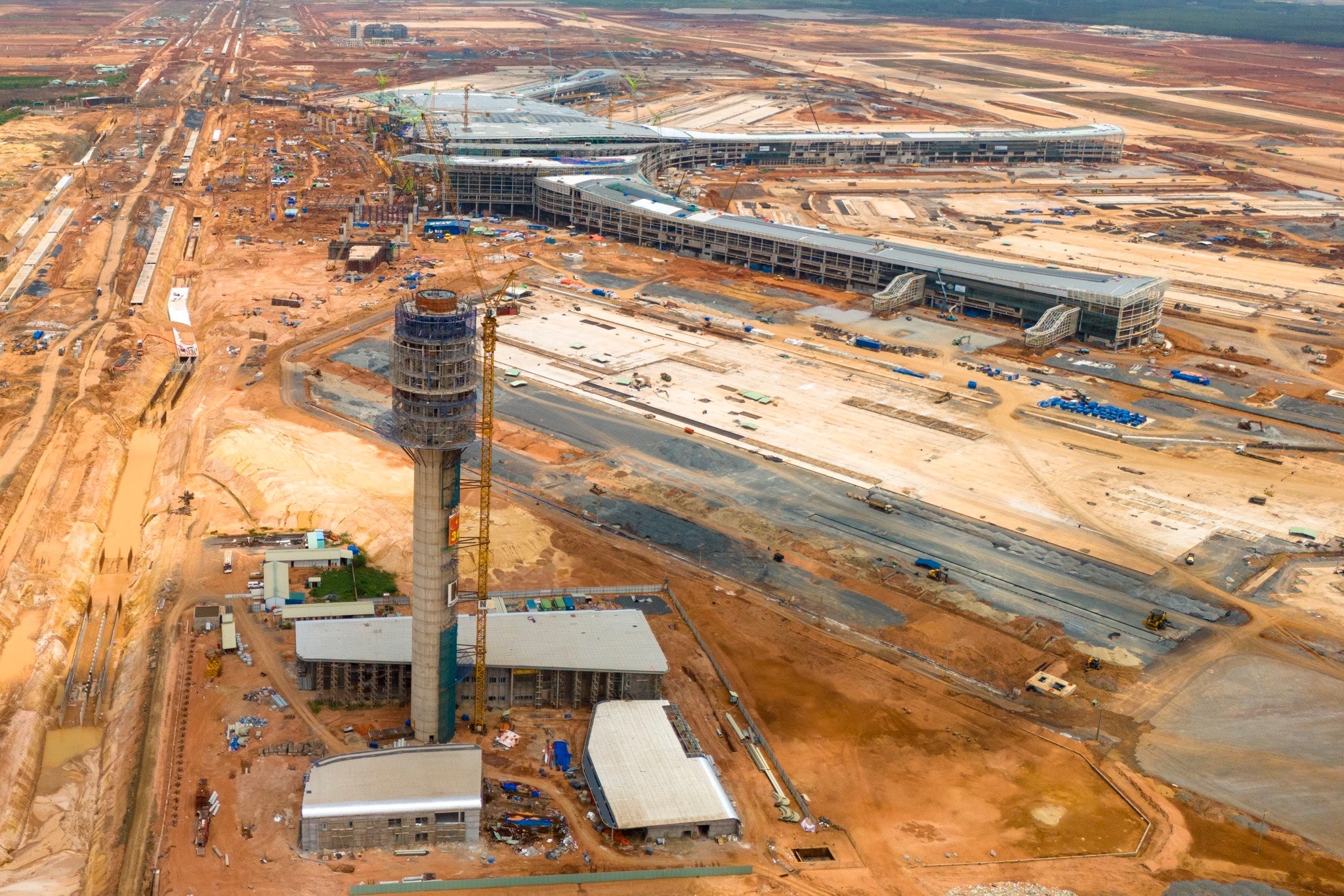 Cách đó khoảng 1 km là các công trình phục vụ quản lý bay gồm đài kiểm soát không lưu, các hạng mục phụ trợ, phục vụ quản lý bay, thiết bị. Ngày 21/7, công trình tháp kiểm soát không lưu sân bay Long Thành (khởi công tháng 9/2023) đã hoàn thành công tác đổ mái tại cao độ +123 m.