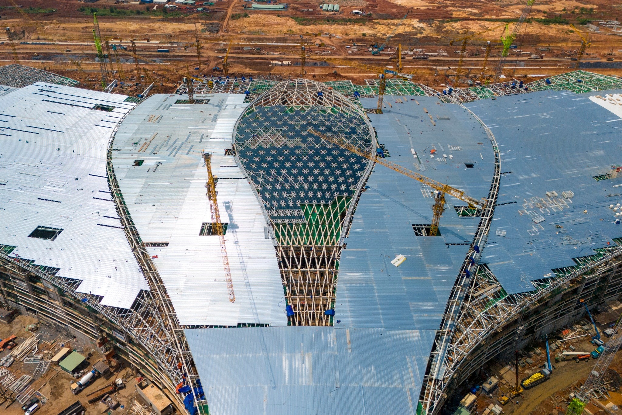 Đến nay, liên danh nhà thầu đã hoàn thành 99% khối lượng kết cấu thép mái, dự kiến hoàn thành toàn bộ kết cấu mái trung tâm trước ngày 15/8.