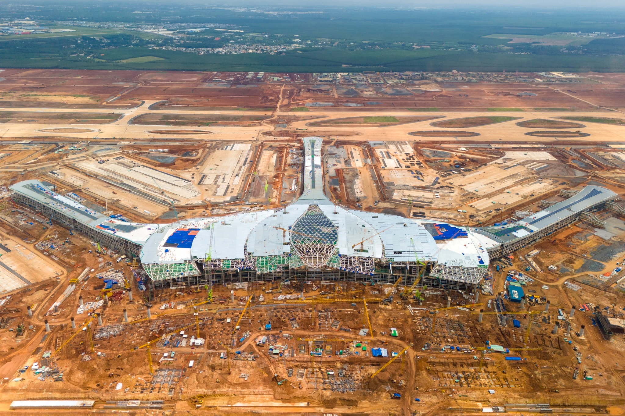 Vào những ngày đầu tháng 8, nhiều hạng mục của sân bay quốc tế Long Thành (Đồng Nai) đang được thi công khẩn trương dù thời tiết liên tục diễn biến thất thường. Trong ảnh là gói thầu 5.10 - thi công nhà ga hành khách thuộc dự án thành phần 3 với tổng vốn đầu tư 35.000 tỷ đồng do liên danh Vietur thực hiện.