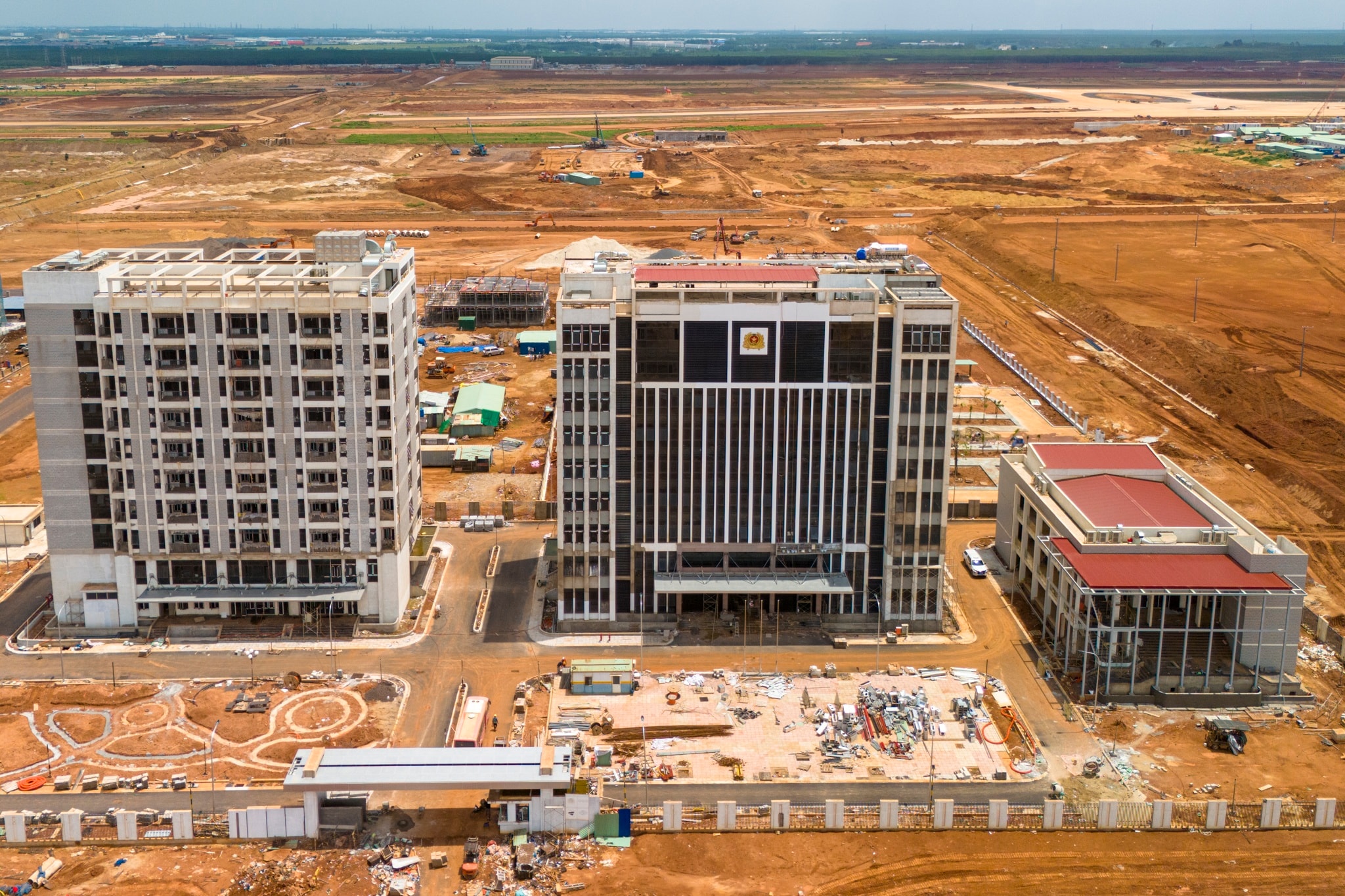 Hiện tại, loạt công trình trụ sở của các cơ quan quản lý như cảng vụ hàng không, hải quan, quản lý xuất nhập cảnh, công an địa phương... đã dần thành hình, sẵn sàng cho giai đoạn vận hành từ năm 2026. Riêng trụ sở đại diện Cảng vụ Hàng không miền Nam đang được hoàn thiện các hạng mục nội thất, hạ tầng kỹ thuật và cảnh quan xung quanh.