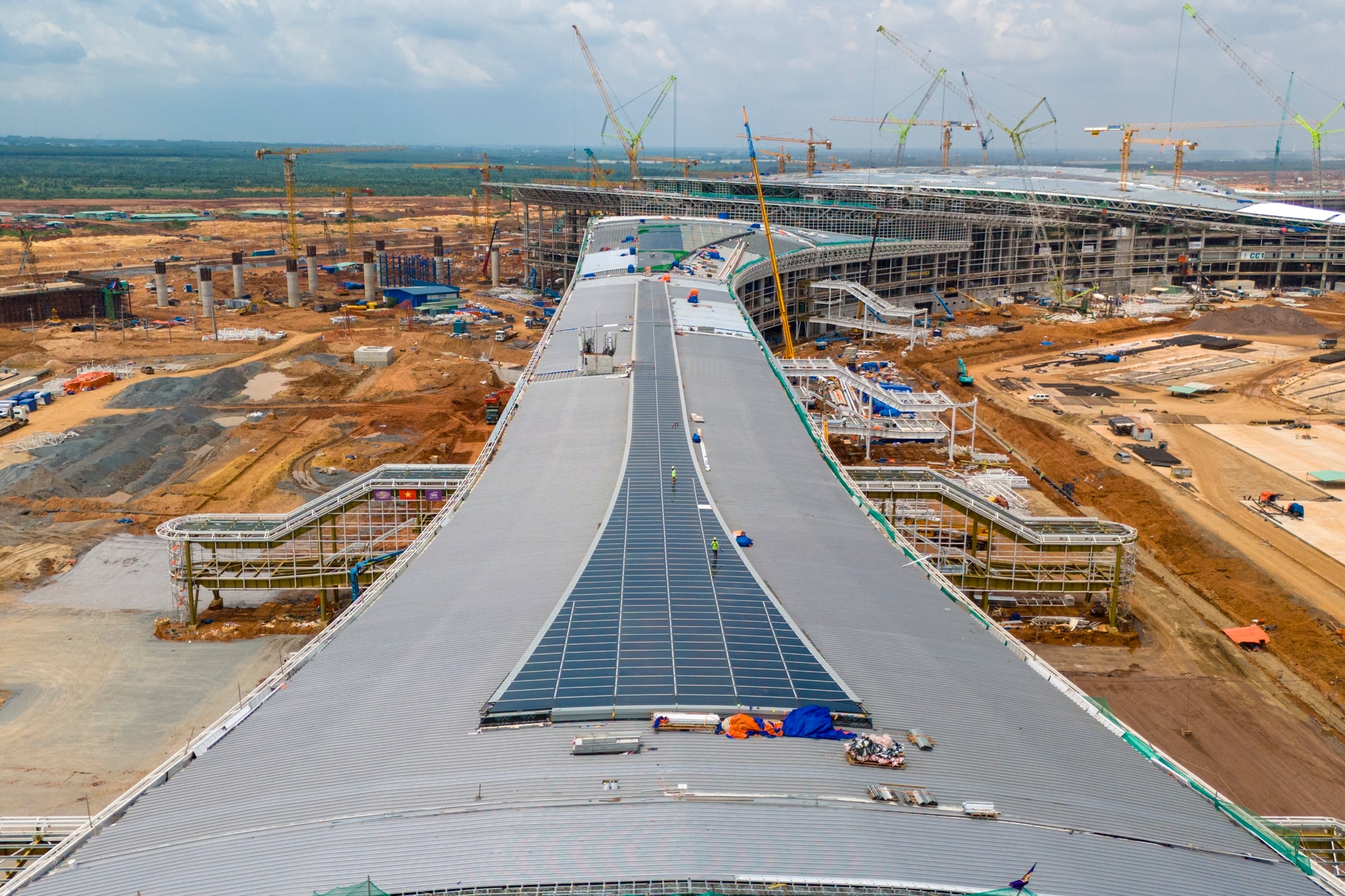 Tất cả gói thầu của dự án thành phần 3 (các công trình thiết yếu) đang được ACV tổ chức thi công đồng loạt trên toàn bộ mặt bằng với hàng trăm mũi thi công. Gần 13.000 chuyên gia, kỹ sư, công nhân, người lao động và khoảng 3.000 thiết bị được huy động để đẩy nhanh tiến độ.