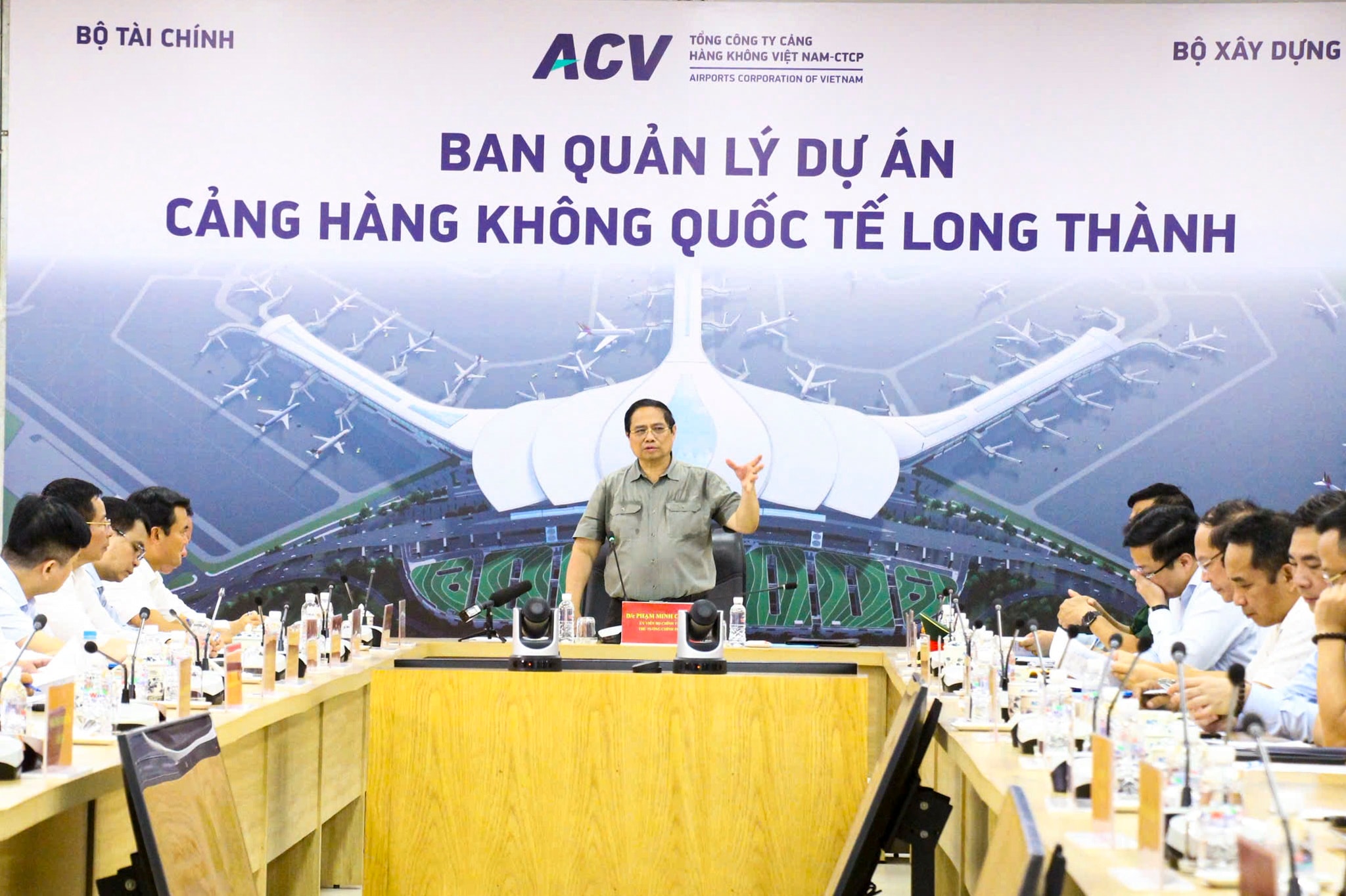 Với mục tiêu cơ bản hoàn thành dự án vào ngày 19/12, tiến tới khai thác thương mại vào đầu năm 2026, Thủ tướng Phạm Minh Chính yêu cầu các bộ, ngành, UBND TP.HCM, tỉnh Đồng Nai, các chủ đầu tư, nhà thầu, đơn vị tư vấn, kỹ sư, công nhân, người lao động hoàn thành dứt điểm các công việc.