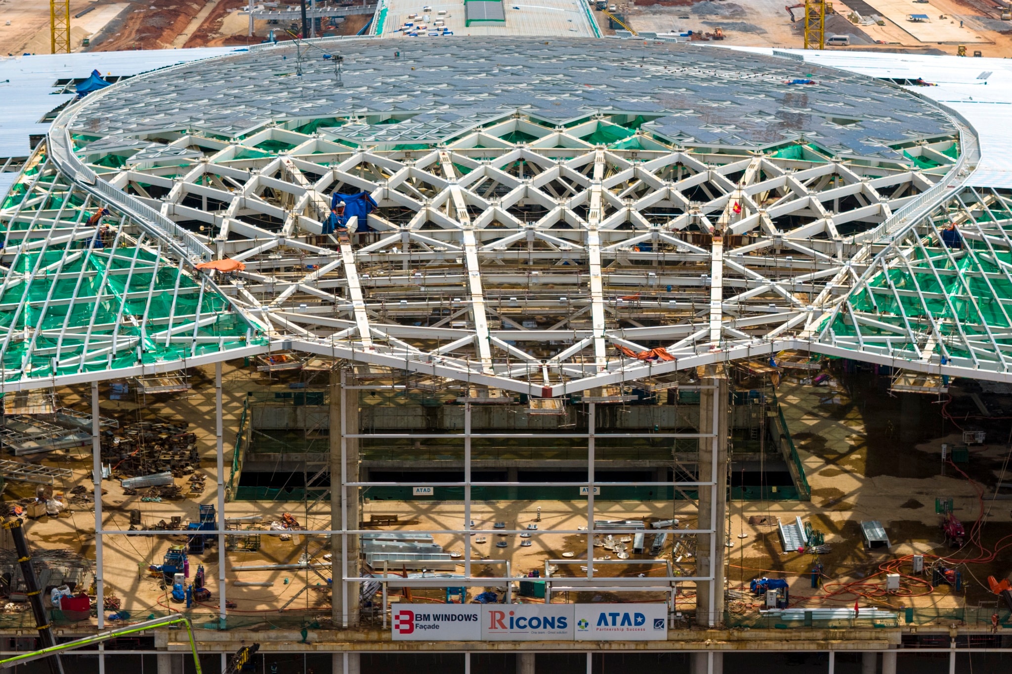 Riêng công trình nhà ga hành khách đang được bố trí 4.700 nhân sự và hơn 1.000 máy móc thiết bị để thi công.