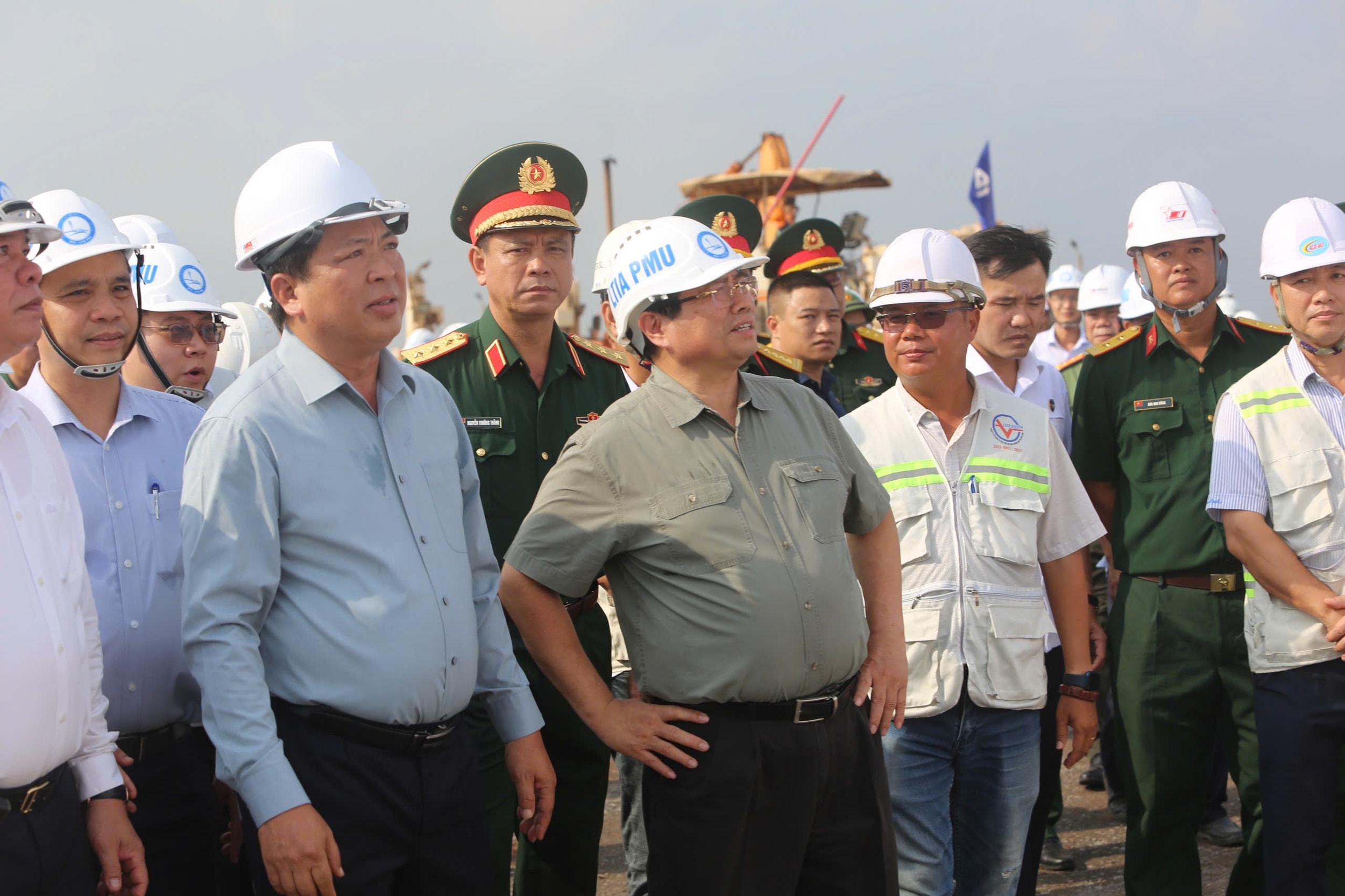 Chiều 2/8, Thủ tướng Phạm Minh Chính đi kiểm tra hiện trường dự án sân bay Long Thành và động viên cán bộ, công nhân, người lao động. Người đứng đầu Chính phủ cũng chủ trì cuộc họp đốc thúc tiến độ thi công.