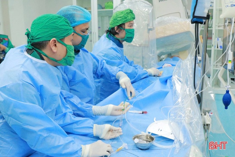 Các bác sỹ BVĐK tỉnh Hà Tĩnh can thiệp thành công cho bệnh nhân. bqbht_br_z6871961462466-b2fadeca734902f14cefb5a5c9f42d95a.jpg