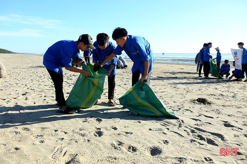 ĐVTN, học sinh Trường THPT Nguyễn Du ra quân làm sạch môi trường Khu du lịch biển Xuân Thành.