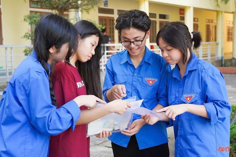 Học sinh Trường THPT Chuyên Hà Tĩnh hưởng ứng chiến dịch tiếp sức mùa thi.