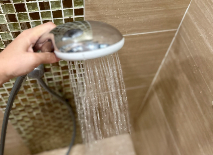 Thói quen tắm nước lạnh sau khi đi nắng về tiềm ẩn nguy cơ nhồi máu cơ tim, đột quỵ. Ảnh: Ngọc Phạm