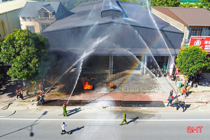 Nhiều kho hàng nằm xen kẽ trong khu dân cư tiềm ẩn nguy cơ cháy nổ cao. Trong ảnh: Phòng Cảnh sát PCCC&CNCH Hà Tĩnh tổ chức thực tập phương án chữa cháy, cứu nạn cứu hộ tại Công ty TNHH SPX Express Hà Tĩnh. bqbht_br_c6.jpg