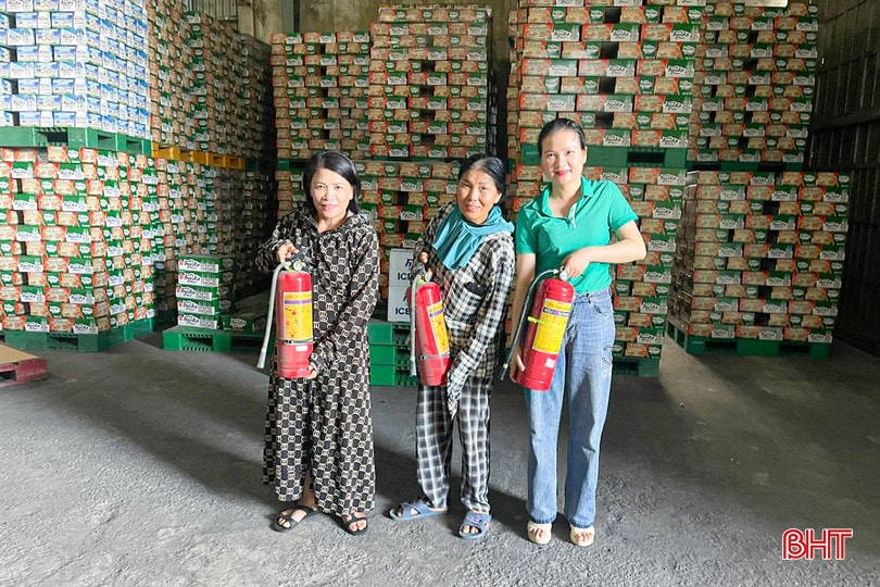 Toàn bộ nhân viên của kho hàng Nguyên Vũ được tập huấn sử dụng bình chữa cháy. bqbht_br_c4.jpg